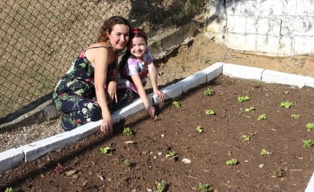 Mães “põem a mão” na terra e criam horta em escola municipal