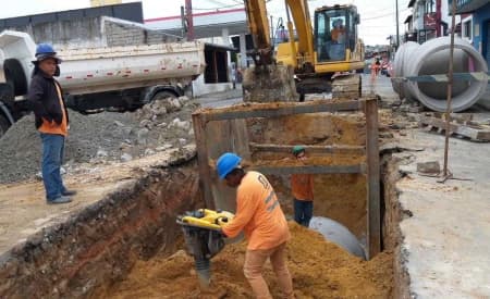 SAAE avança com obra de drenagem na av. Santa Helena