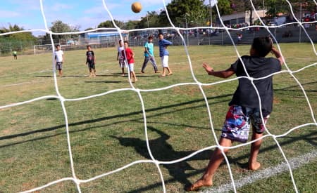 Comunidade comemora entrega do campo de futebol e academia ao ar livre no Igarapés