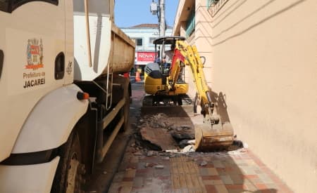 Prefeitura inicia troca de calçada do Mercado Municipal