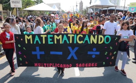 Jacareí leva a Matemática para a avenida durante o Desfile