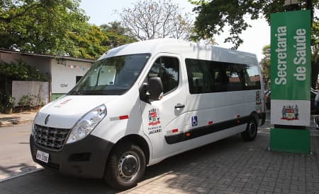 Secretaria de Saúde recebe carro adaptado para transporte de deficientes