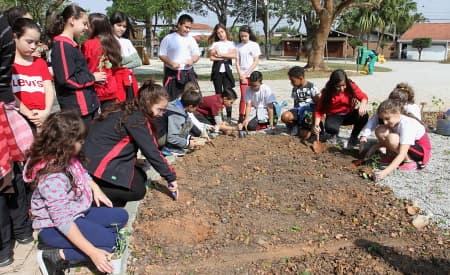 Alunos municipais fazem plantio na Pça. Júlio de Mesquita
