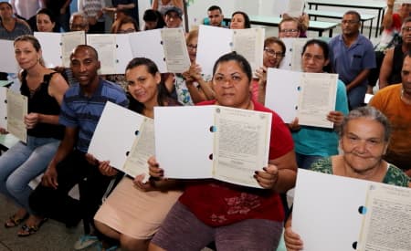 29 títulos de regularização fundiária são entregues no Parque Meia-Lua