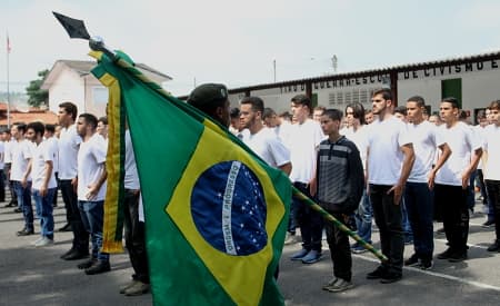 Jovens participam de cerimônia no TG Jacareí