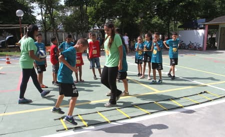 Lançamento de projeto federal reúne alunos municipais