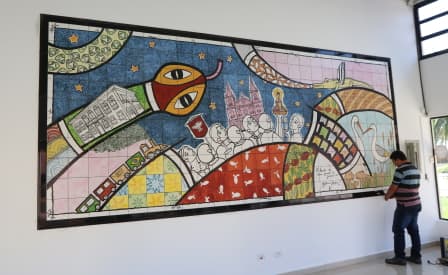Biblioteca inaugura exposição com mural de azulejos