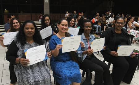 Alunos celebram formatura de cursos profissionalizantes de Informática e Manicure no Jardim Paraíso