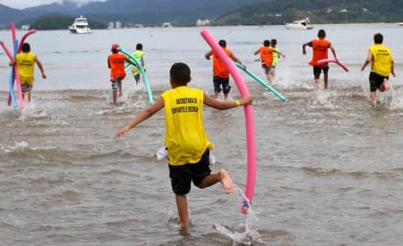 ‘Agita Férias na Praia’ leva mais de 300 crianças para a praia