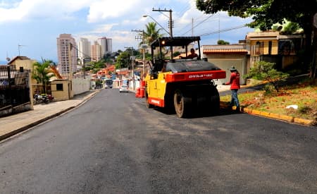 Avenida Vale do Paraíba, no Parque Santo Antônio, recebe cobertura asfáltica