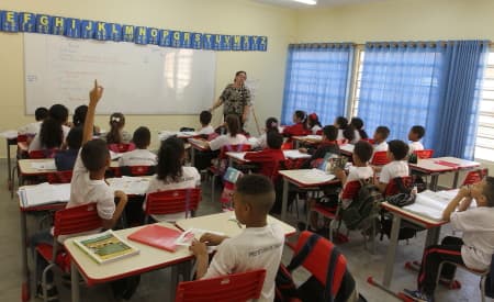 Educação inicia aulas e entrega dos uniformes nesta segunda (10)
