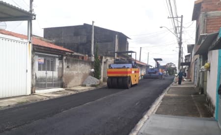Obras de recapeamento na Rua das Paineiras, no Jardim Primavera, estão em fase final