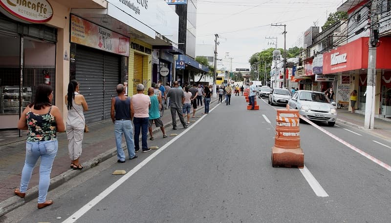 Prefeitura bloqueia meia pista em locais como a Rua Dr. Lúcio Malta, para dar mais espaço aos usuários de bancos
