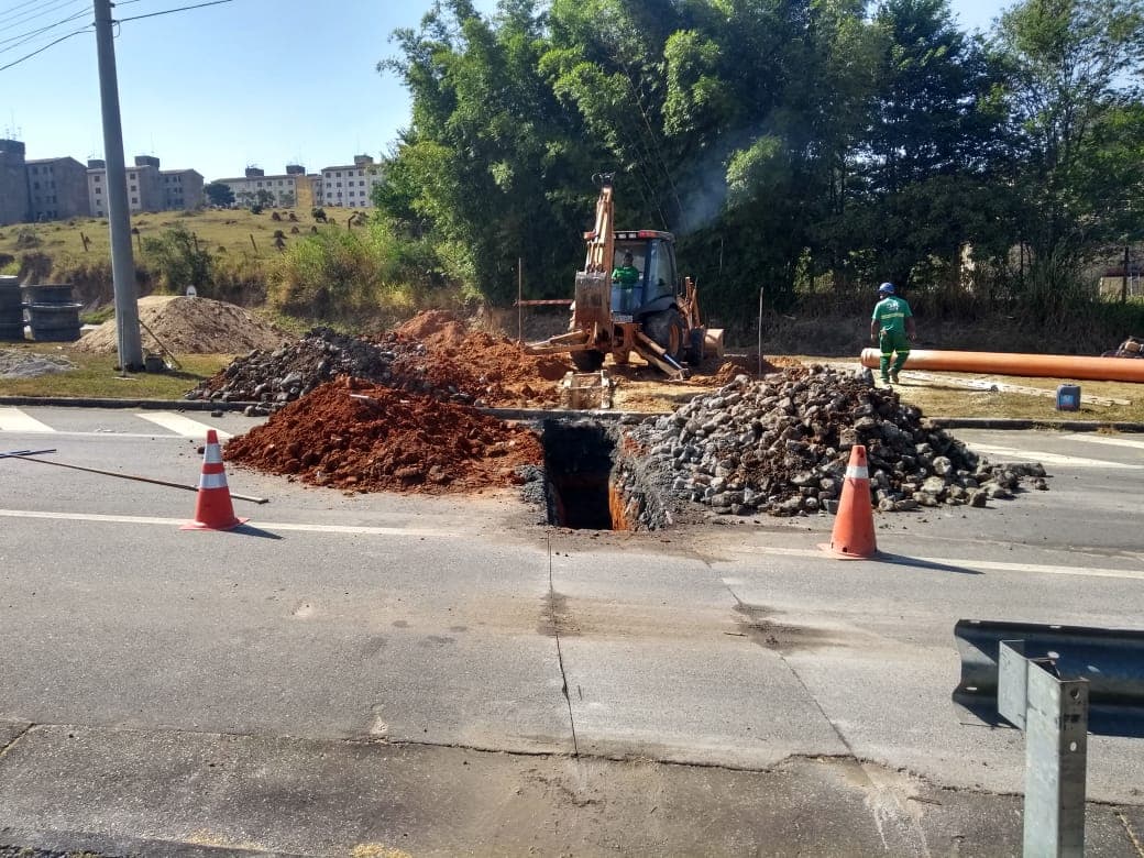 Obra de rede de esgoto na Rodovia General Euryale Jesus Zerbini é feita pelo SAAE