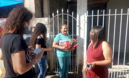 Escola municipal faz homenagem surpresa para alunas da EJA