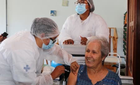 Mais de 120 idosos residentes em asilos de Jacareí são vacinados contra COVID-19