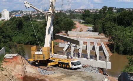 Terceira ponte sobre o Rio Paraíba recebe vigas para pavimentação