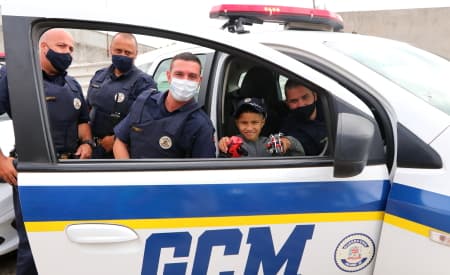 Garoto de apenas 8 anos recebe homenagem da Guarda Civil de Jacareí no dia do aniversário