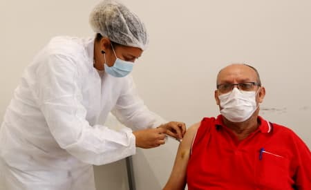 Jacareí aplica primeira dose da vacina contra a Covid-19 em idosos de 64 anos na segunda-feira (26)