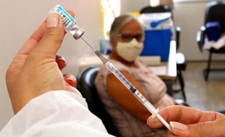 Mais uma chance: idosos e pessoas com comorbidades podem receber a primeira dose da vacina na segunda-feira (31), em Jacareí