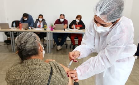 Jacareí aplica 2ª dose da AstraZeneca em idosos de 60 a 63 anos na terça (27) e quarta-feira (28)