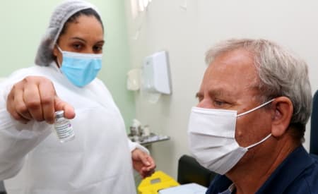 Vacina! Jacareí imuniza pessoas de 51 a 56 anos, sem comorbidades, entre quarta-feira (16) e sexta-feira (18)