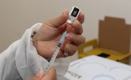 Jacareí aplica segunda dose das vacinas AstraZeneca e Pfizer na sexta (3) e sábado (4)