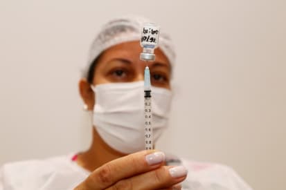 Jacareí imuniza pessoas acima de 49 anos, sem comorbidades, na quarta-feira (23). Atenção aos novos horários!