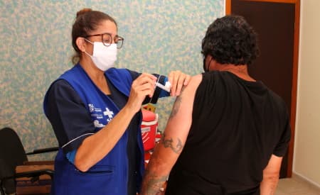 Prefeitura aplica vacina contra a Influenza (H1N1) na população em situação de rua em Jacareí
