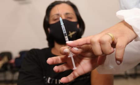 Jacareí aplica 2ª dose da AstraZeneca em idosos de 65 e 66 anos na quinta (15) e sexta-feira (16)