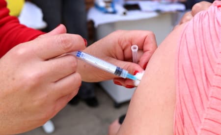 Jacareí aplica segunda dose das vacinas da Coronavac e AstraZeneca entre segunda-feira (5) e quinta-feira (8)