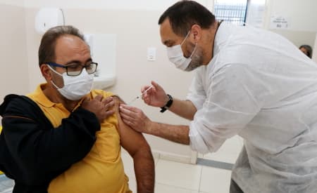 Jacareí aplica segunda dose das vacinas AstraZeneca e Coronavac na segunda-feira (2)