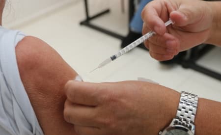 Na segunda (4), Jacareí inicia aplicação da dose de reforço para profissionais da saúde
