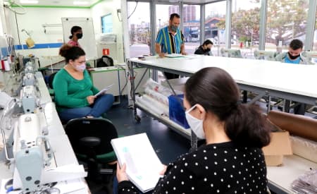 Qualificação em Jacareí! Alunos iniciam aulas de costura industrial na carreta móvel
