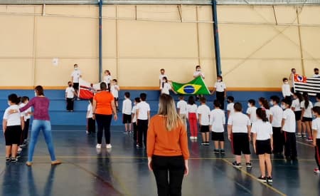 Alunos da rede municipal participam de momento cívico nas escolas
