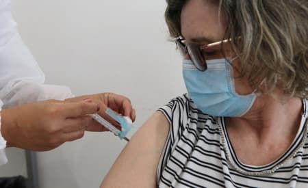 Jacareí recebe novo lote de vacinas e amplia público que receberá segunda dose da Pfizer, da Coronavac e da AstraZeneca no sábado (4)