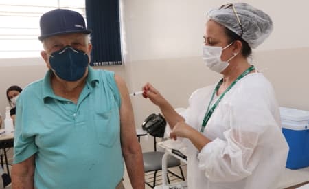 Jacareí realiza aplicação da dose de reforço para idosos acima de 80 anos e de segunda dose na sexta-feira (10)