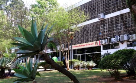 ‘Abre e fecha’ no feriado de 12 de Outubro