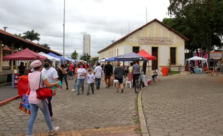Comerciantes e visitantes comemoram retomada da Feira dos Trilhos em Jacareí