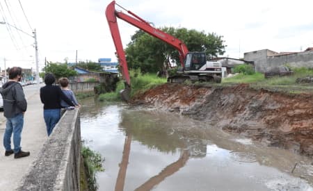 Combate a enchentes: Córrego do Turi passa por limpeza preventiva