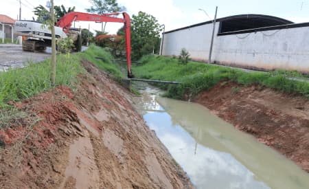 Prefeitura realiza limpeza no Córrego do Tanquinho