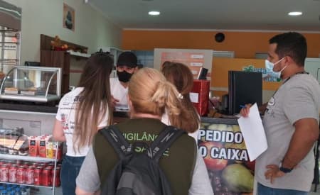SAAE e Prefeitura iniciam conscientização nos comércios para evitar descarte de óleo nas redes de esgoto