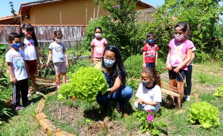 ‘Mãos à Horta’! Projeto incentiva alunos da rede municipal à prática do plantio e colheita