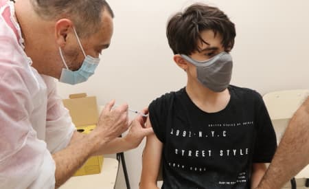Jacareí inicia aplicação da terceira dose contra a Covid-19, para adolescentes de 12 a 17 anos