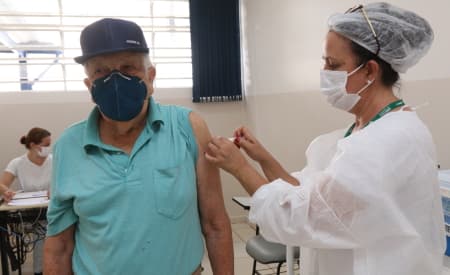 Na segunda-feira (8), Jacareí realiza aplicação da dose de reforço, além de primeira e segunda dose contra a Covid-19