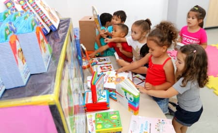 Alunos de creches municipais recebem livros na 4ª edição da Feira Literária de Jacareí