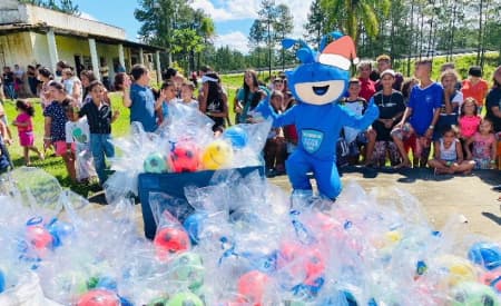 Crianças do Ijal, Vila Ita e Mississipi recebem doações de Natal por meio do programa SAAE solidário