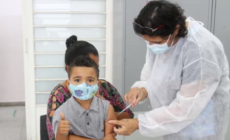 Jacareí amplia vacinação contra a Covid-19 para crianças de 3 e 4 anos e inicia aplicação da quarta dose para quem tem mais de 18 anos