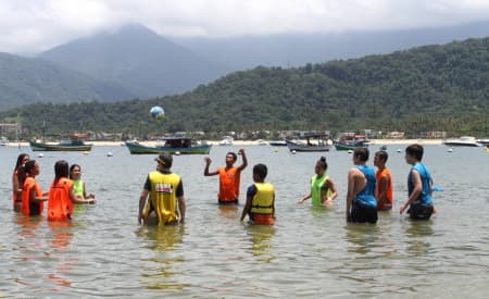 Secretaria de Esportes & Recreação de Jacareí leva crianças para o ‘Agita Férias na Praia’