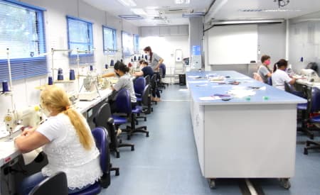 Com mais de 400 inscritos, alunos iniciam aula de reforma de roupa em Jacareí